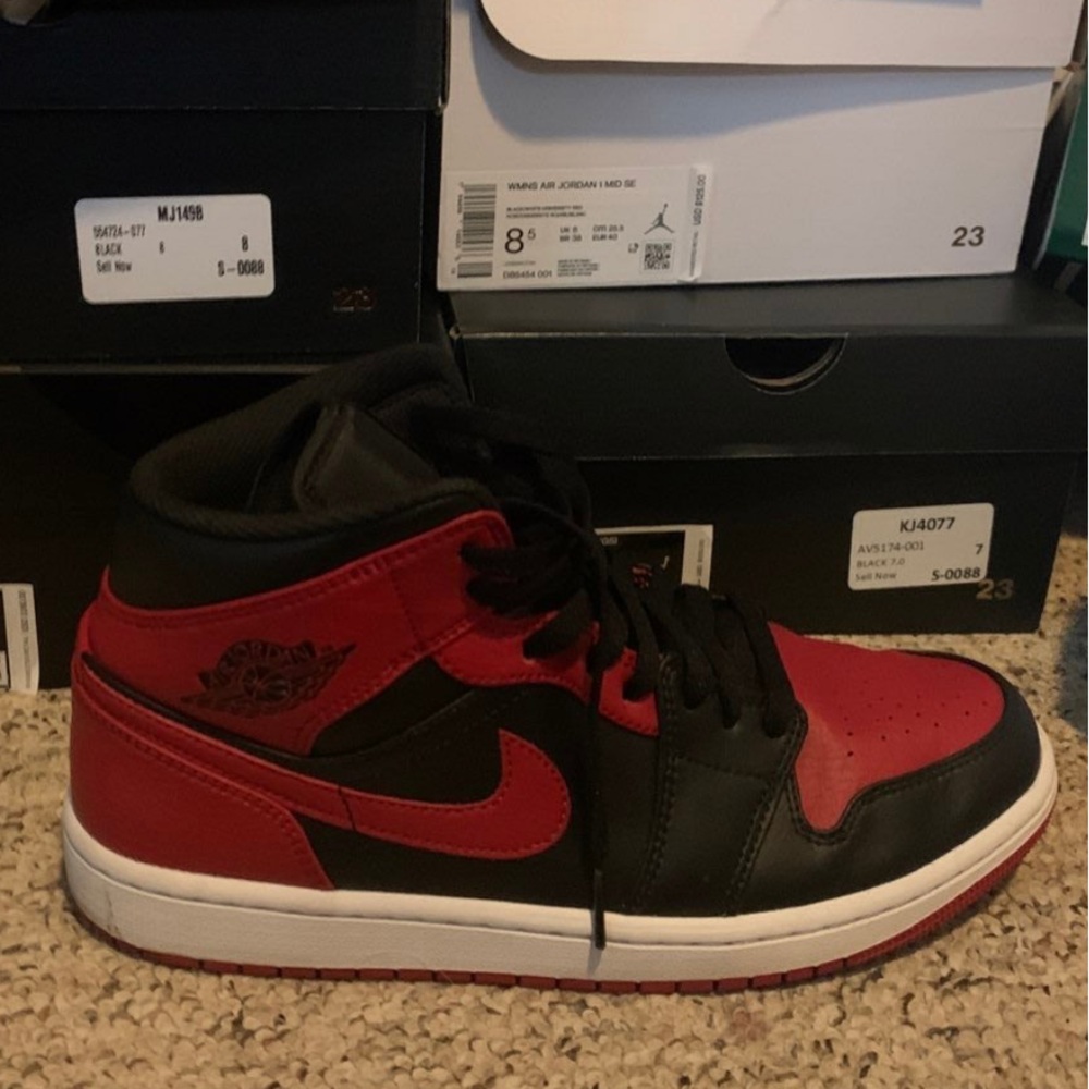 Jordan 1 banned red black